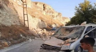 Birecik'te kaya parçaları yola düştü: Yaralılar var