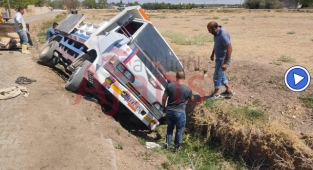 El  freni çekilmeyen kamyon şarampole yuvarlandı