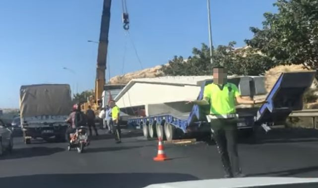 Dev prefabriği taşıyan tır arıza verince trafik kilitlendi