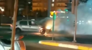 Karaköprü'de araç yangını! Trafik kilitlendi