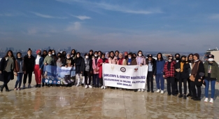 Başarılı kız öğrenciler İstanbul ve Çanakkale gezisine götürüldü