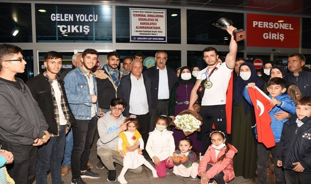 Dünya birincisi Abdulsamet Çevik Şanlıurfa'ya döndü
