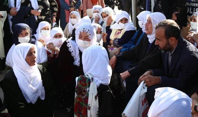 Emine Şenyaşar’a kadınlardan destek