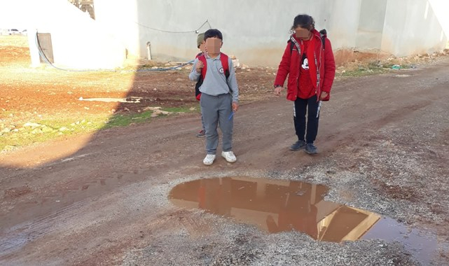 Hilvan’da öğrencilerin çamurla imtihanı