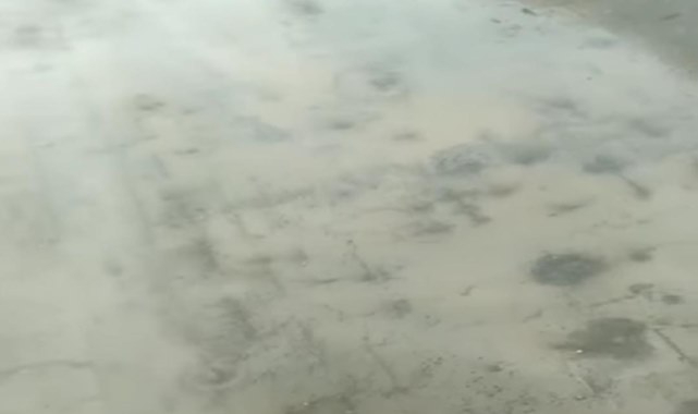 İçme suyu borusundan akan su zemine zarar veriyor