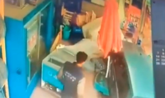 Şanlıurfa'da hızını alamayan otomobil markete daldı