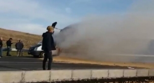Seyir halinde yanmaya başlayan kamyonet mikser sayesinde kurtuldu
