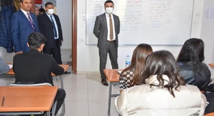 Siverek Kaymakamı Aziz Gölbaşı: Öğrencilerle ders dinledi