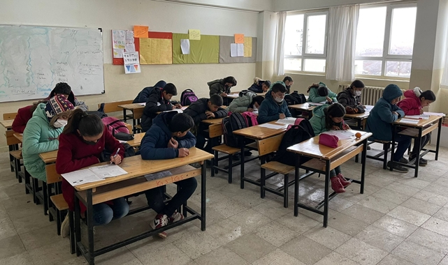 Urfa'nın ilçesinde yapılan deneme sınavına 2 bin 177 öğrenci katıldı