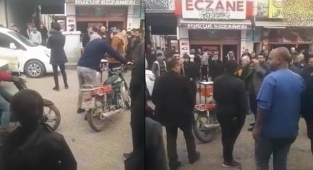 Urfa'nın ilçesinde elektrik faturaları protesto ediliyor