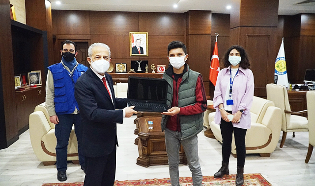 Eğitimde derece yapanlara dizüstü bilgisayar verildi