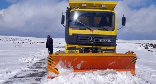 Urfa'da kardan kapanan yollar açılıyor