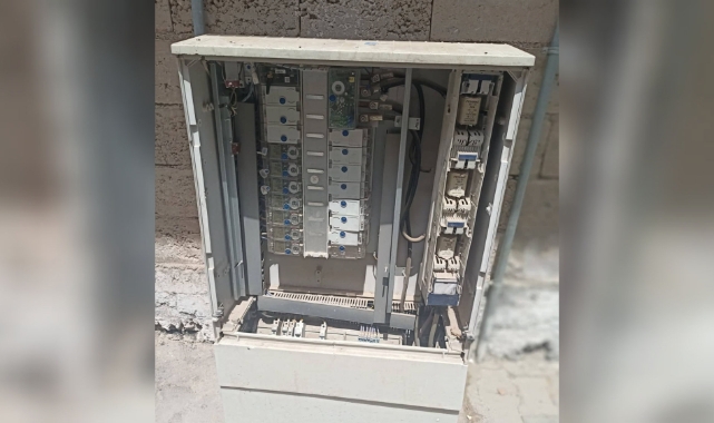 Açık elektrik panoları tehlike saçıyor