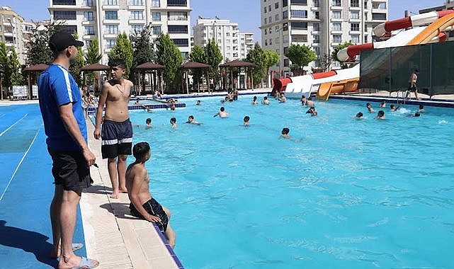 Bunaltıcı havadan etkilenen vatandaşlar havuzlara akın ediyor