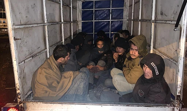 Durdurulan kamyonette onlarca kaçak göçmen yakalandı