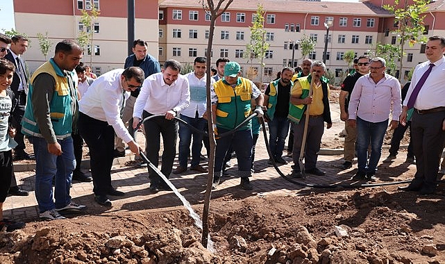 Karaköprü’de yeni parklar ağaçlandırılıyor