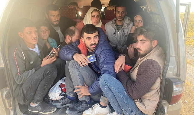 Şanlıurfa'da bir araçta 18 kaçak göçmen yakalandı
