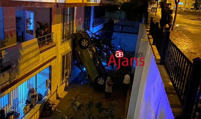 Urfa'da bir araç binanın bahçesine girdi