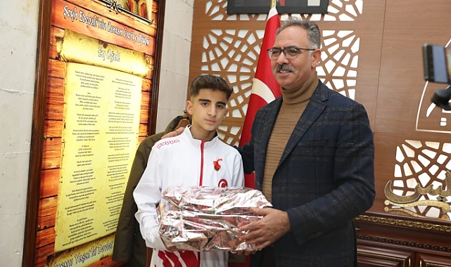 Şampiyon sporcuya ödülünü Başkan Kuş verdi