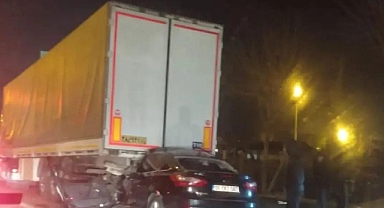 Urfa'da feci kaza! Otomobil tırın altına girdi