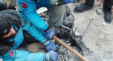 Beşir Derneği, enkazdan 30 can kurtardı