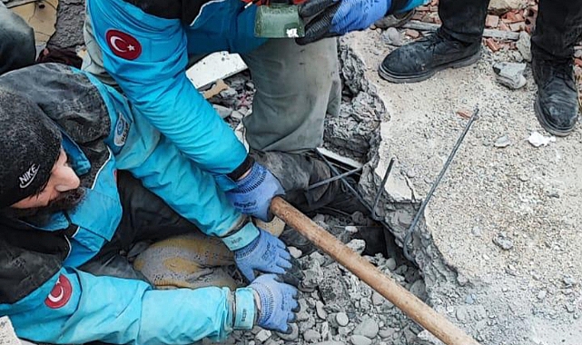 Beşir Derneği, enkazdan 30 can kurtardı