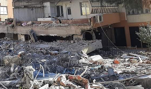 Hasarlı evde depreme yakalandılar