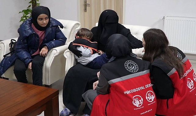 Yaralı kurtulan depremzede çocuklar anneleriyle buluştu