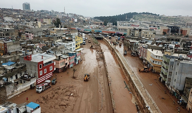 Sel bölgesinde temizlik çalışması devam ediyor