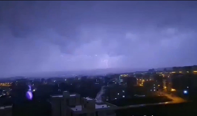 Urfa'da gök gürültülü sağanak yağış etkisini göstermeye başladı