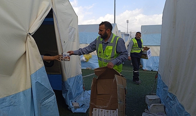 Viranşehir Belediyesi, Adıyaman’da depremzedelere kandil simidi dağıttı