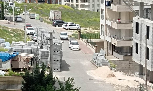 İnşaat firması sokağı ikiye böldü! Vatandaş tepkili