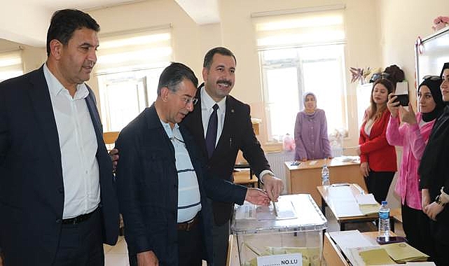 Başkan Metin Baydilli, oyunu kullandı