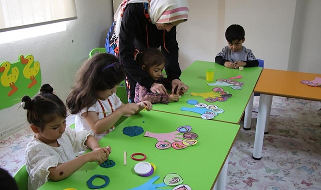 Haliliye'de kadınlar öğrenirken çocuklarıda öğreniyor