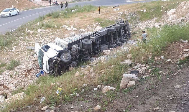 Urfa’da kontrolden çıkan TIR devrildi! Yaralılar var 