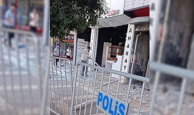 Bu ne sorumsuzluk! Ağır hasarlı binada hurda topluyorlar