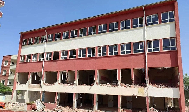 Hilvan'da ağır hasarlı okulun yıkımına başlanıldı