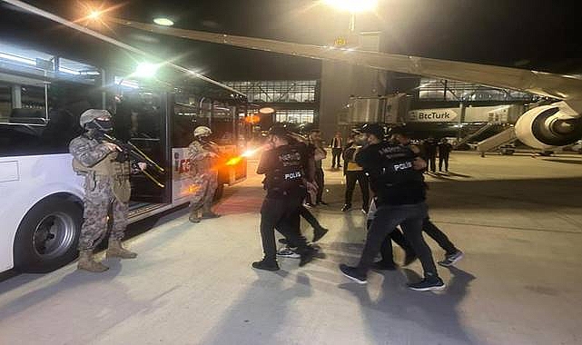 İnterpol kırmızı bültenle aranan 2 suç makinesi yakalandı
