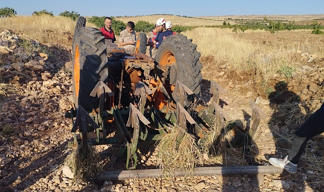Urfa'da devrilen traktörün altında kalan sürücüyü itfaiye çıkardı