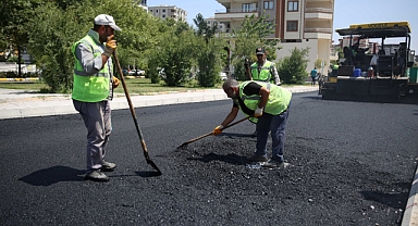 Akpiyar Mahallesinde yollar sıcak asfaltla yenileniyor