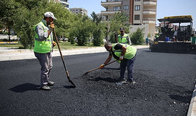 Akpiyar Mahallesinde yollar sıcak asfaltla yenileniyor