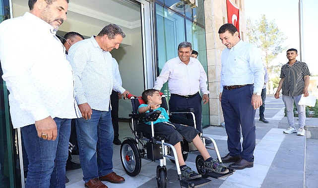 Başkan Özyavuz, engelli çocuğun yüzünü güldürdü