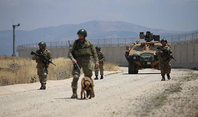 Türkiye’ye yasa dışı yollarla geçmeye çalışan 4 kişi yakalandı