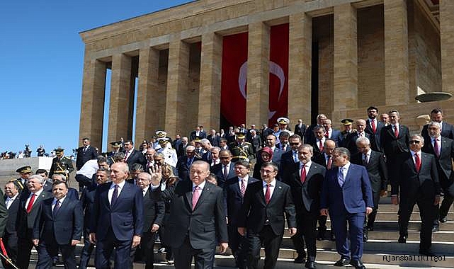 Cumhurbaşkanı Erdoğan, Anıtkabir’de düzenlenen törene katıldı
