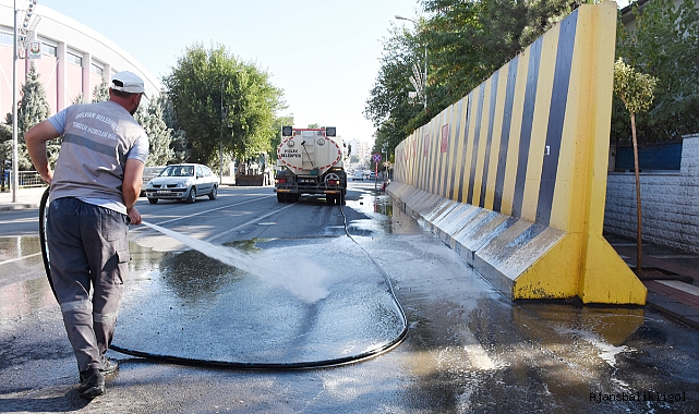 Hilvan’da cadde ve sokaklar tazyikli suyla yıkandı.