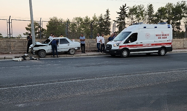 Urfa'da kontrolden çıkan araç aydınlatma direğine çarptı