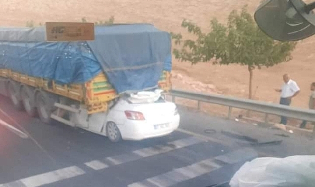 Urfa'da korkunç kaza! Otomobil TIR'ın altına girdi