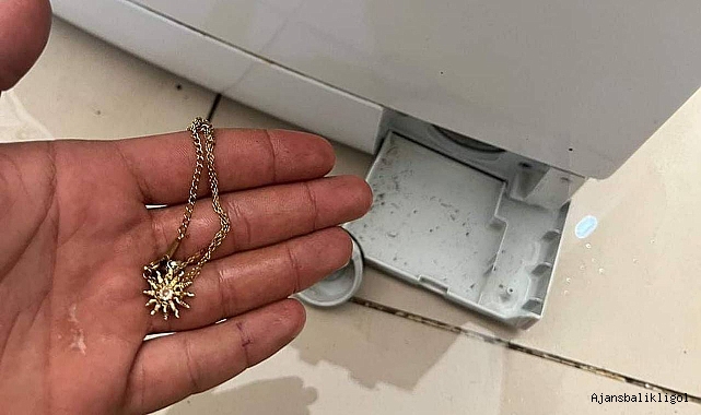 Çamaşır makinesinde çıkan altın kolyeyi sahibine teslim etti