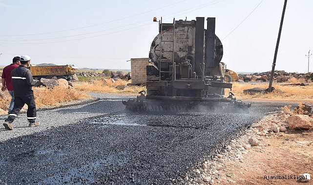 Viranşehir’de kırsal mahalle yolları sathi asfaltla yenileniyor