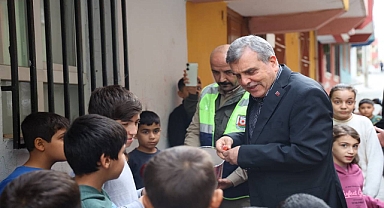 Başkan Beyazgül, Hafta sonu ev ziyaretlerinde çocuklarla vakit geçirdi